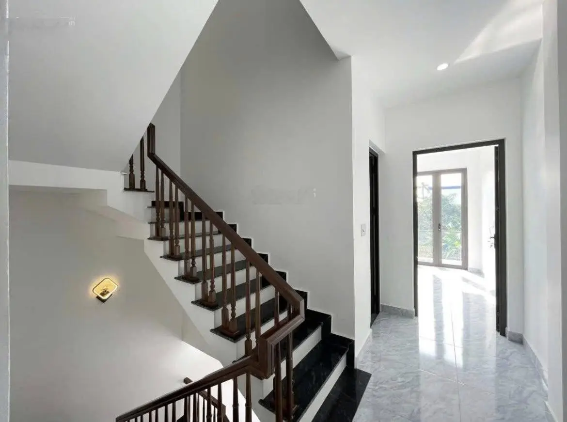 Nhà 3 tầng có sân cổng riêng 3PN,3WC,sân phơi,1PK Kiều Trung ngõ ô tô đỗ tận cửa.LH: 0989699661