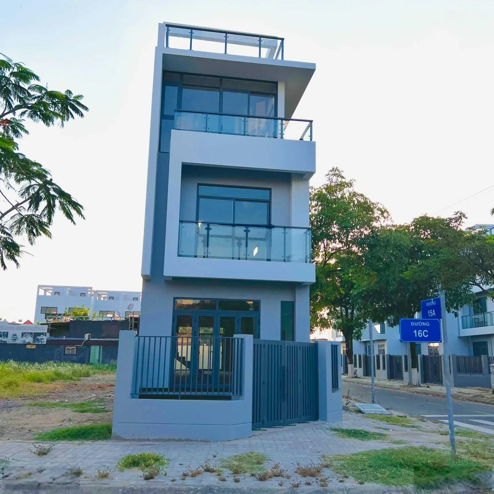 Giảm sâu gần 1 tỷ bán nền đất Đông Tăng Long 130m2, tặng kèm căn nhà xây 3 tấm rưỡi