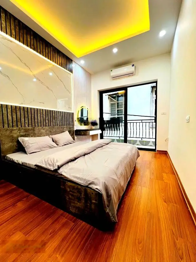 Bán nhà phố Nguyễn Trãi, Dt: 35m/5 tầng. Sát Royal. Lô góc. Nội thất đẹp. Dân trí cao. Giá: 6,8 tỷ