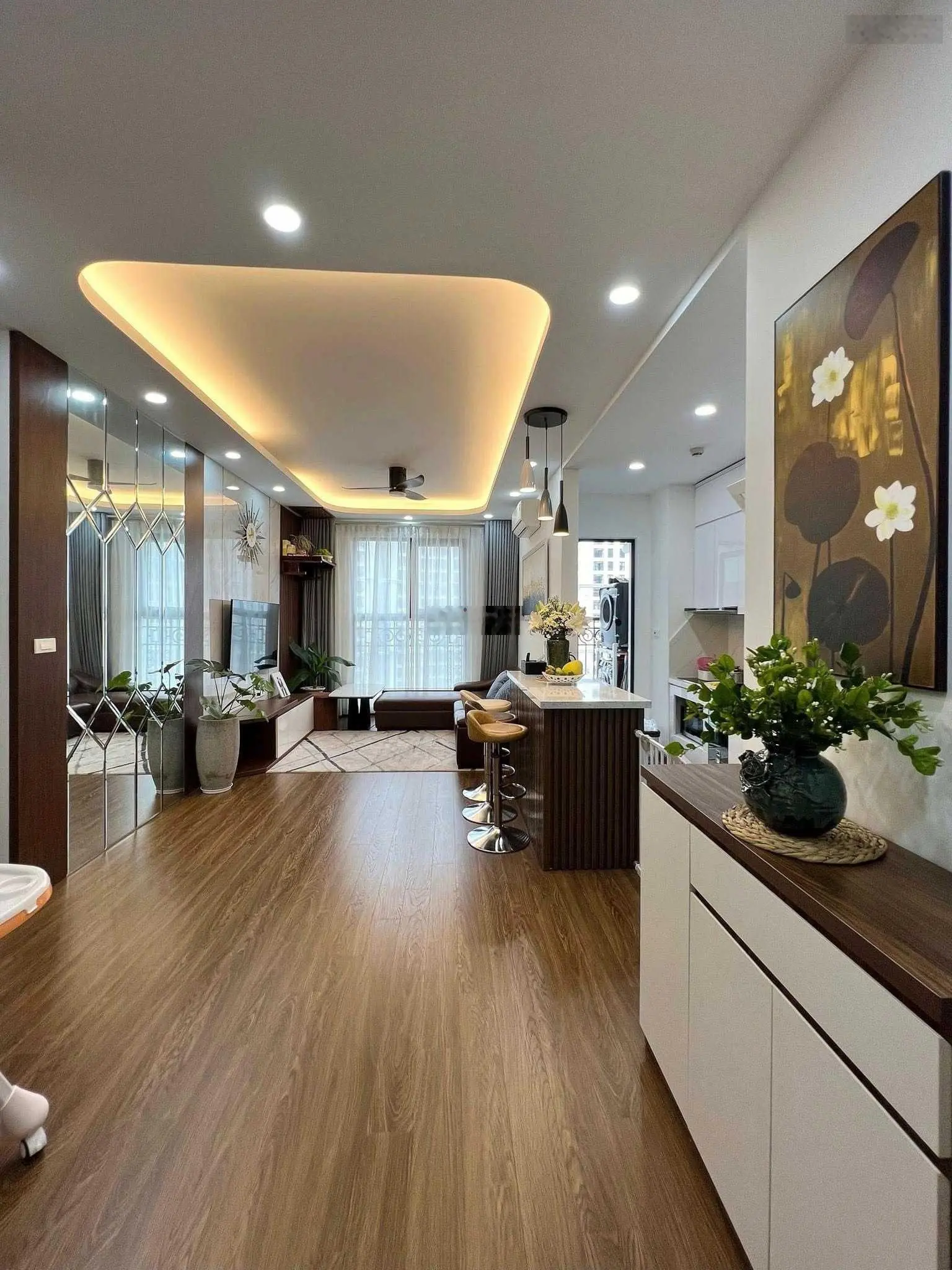 Chính chủ gửi bán căn hộ 3pn 2vs diện tích 125m2 tại Golden Palace Mễ Trì. Giá 5,x tỷ