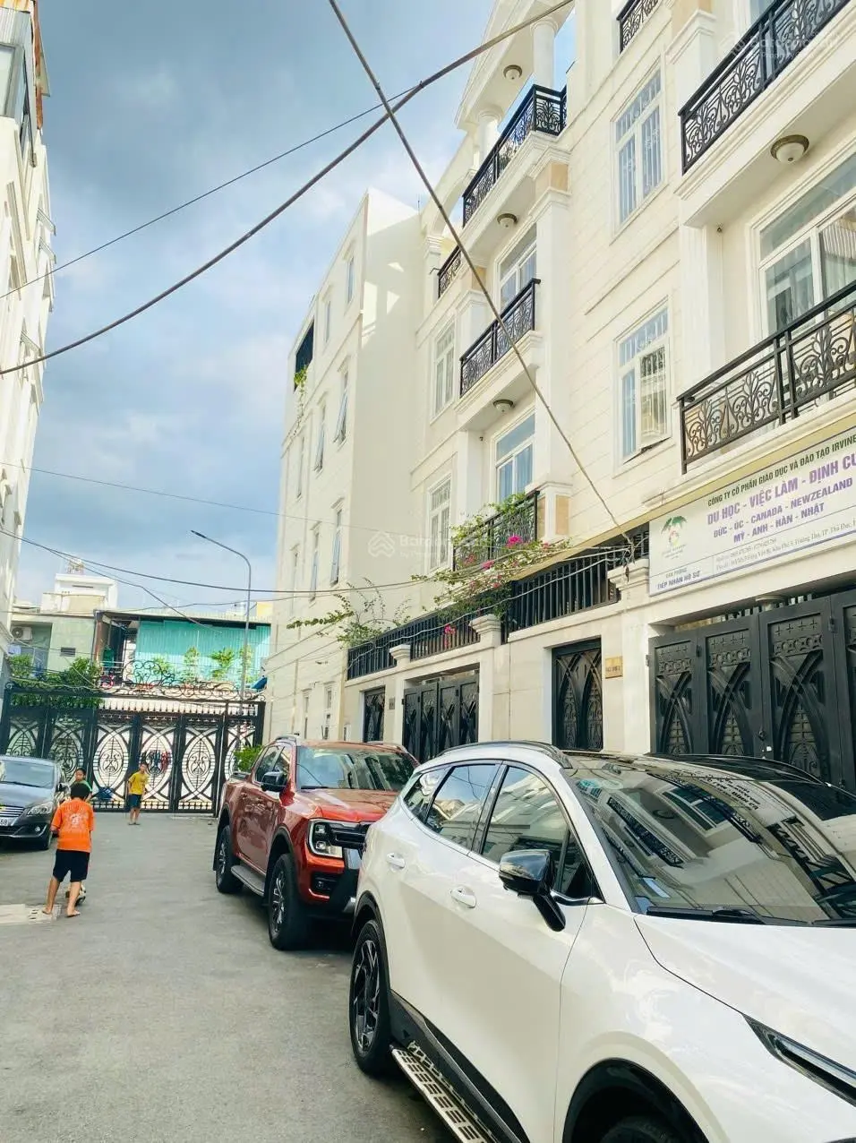 Nhà mới đẹp ở ngay đường 2oto tránh nhanh đậu trước nhà 1 trệt 3L 7tỷ2