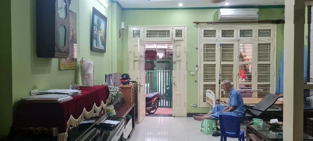 Chính chủ bán nhà phố Ngọc Lâm để sang Úc sinh sống DT 87m2, MT 5,2m, 4 tầng, gần trường,chợ