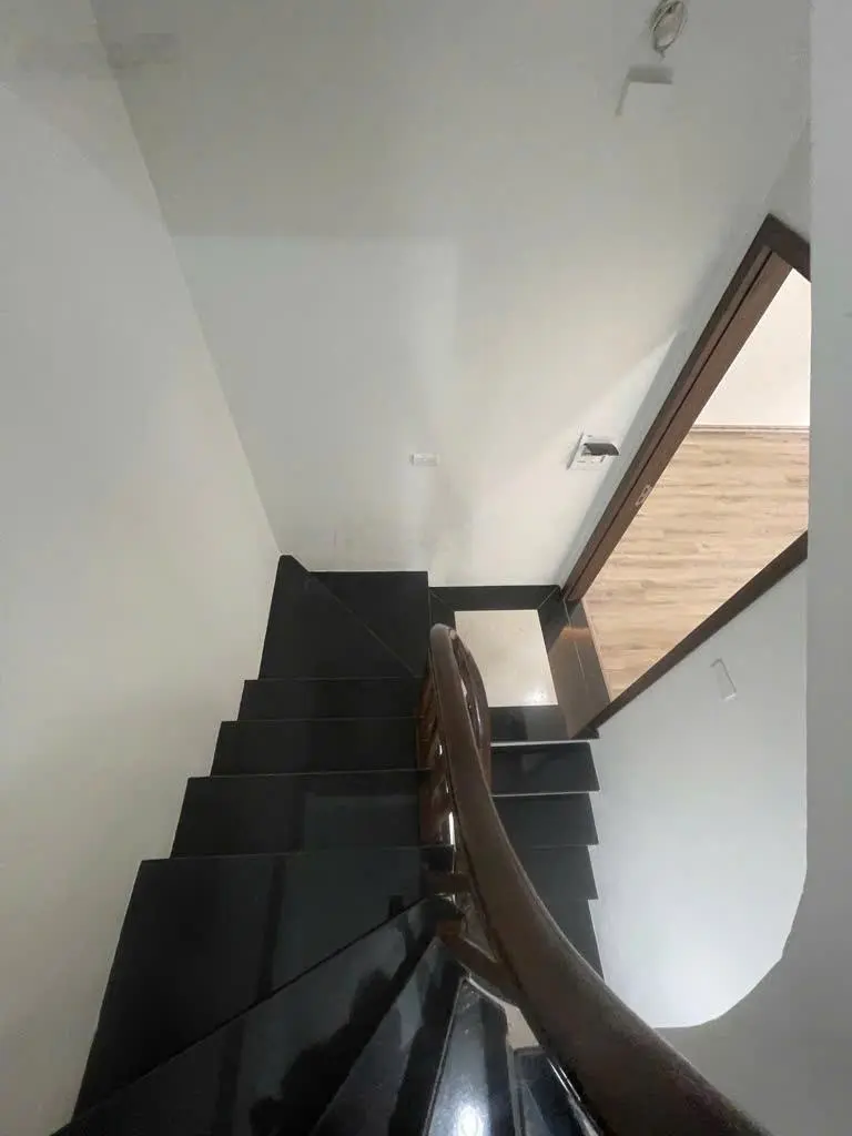 Bán nhanh nhà Hậu Ái, 30m2, dân xây mới 5 tầng, chỉ nhỉnh 4 tỷ