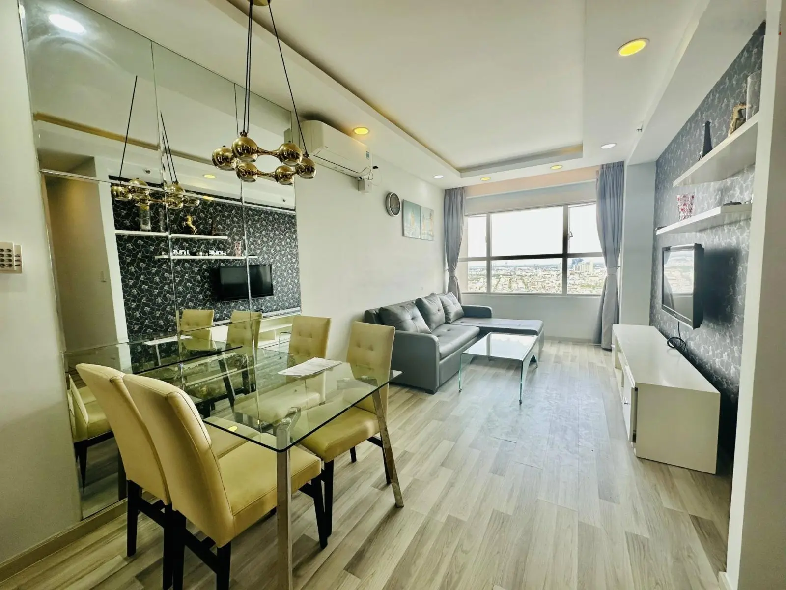 Bán căn hộ 02 PN đầy đủ nội thất hướng Đông thoáng mát giá 3,8 tỷ - LH: 0901 364 ***