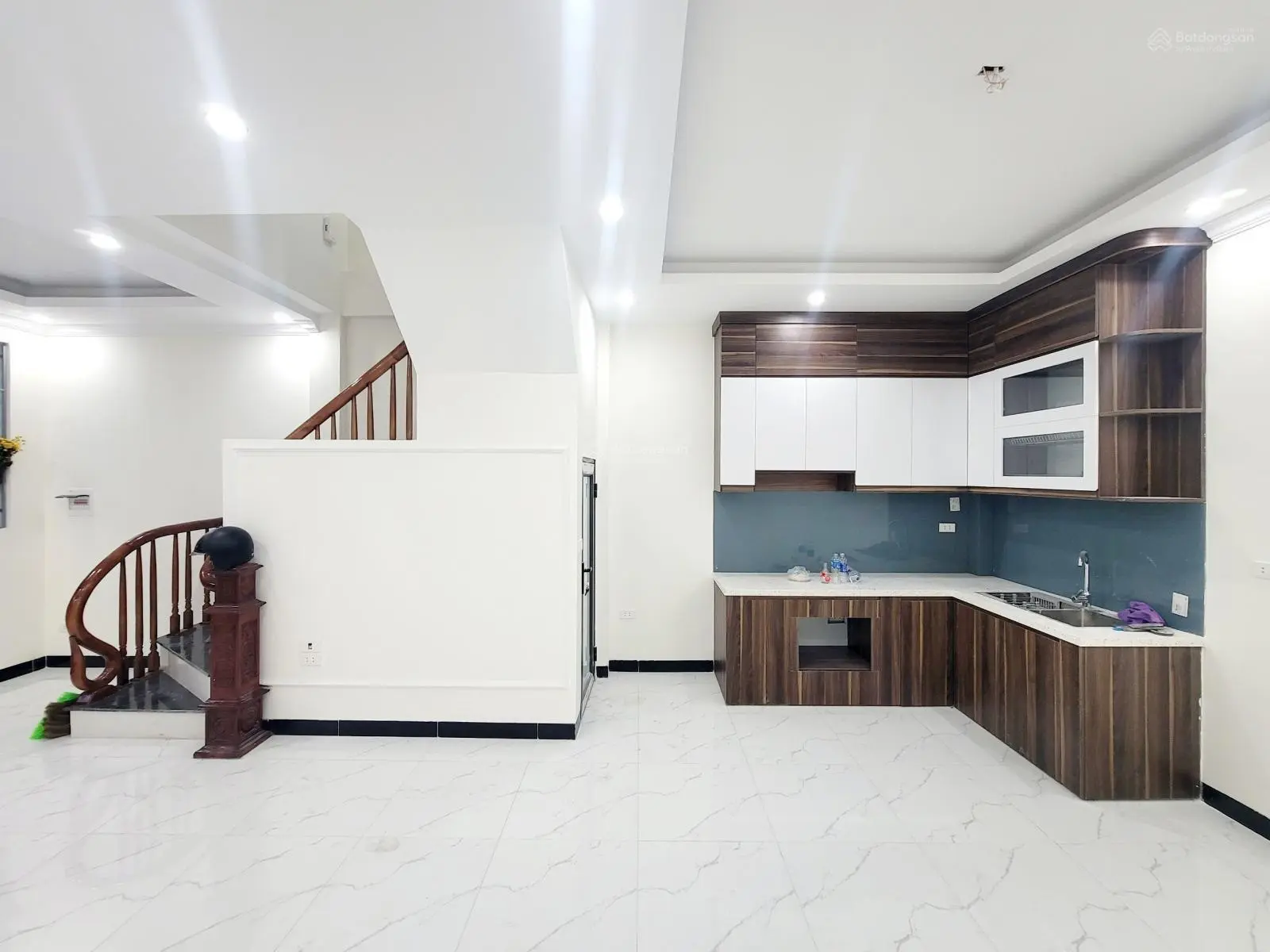 Nhà khu ngã tư Canh ngay quận Nam Từ Liêm, cách chợ chỉ 800m 6 phòng ngủ thoáng vừa ở vừa cho thuê