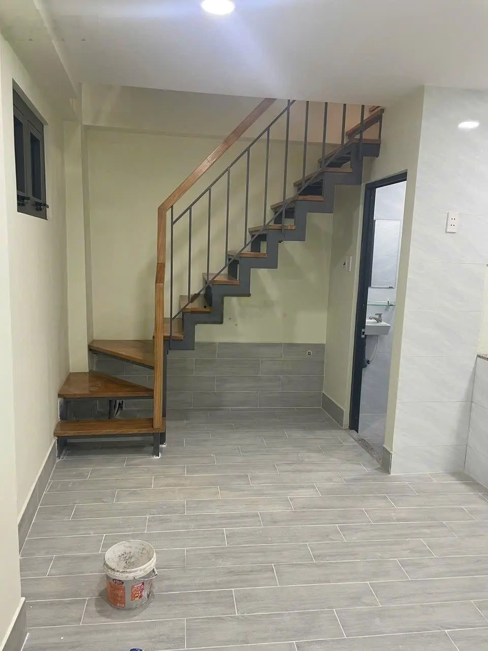 Nhà nhỏ, vị trí đẹp, dt 5,6mx4,2m, trệt, 2 lầu, 3pn, 2wc, hẻm 3m 1/ thẳng thông