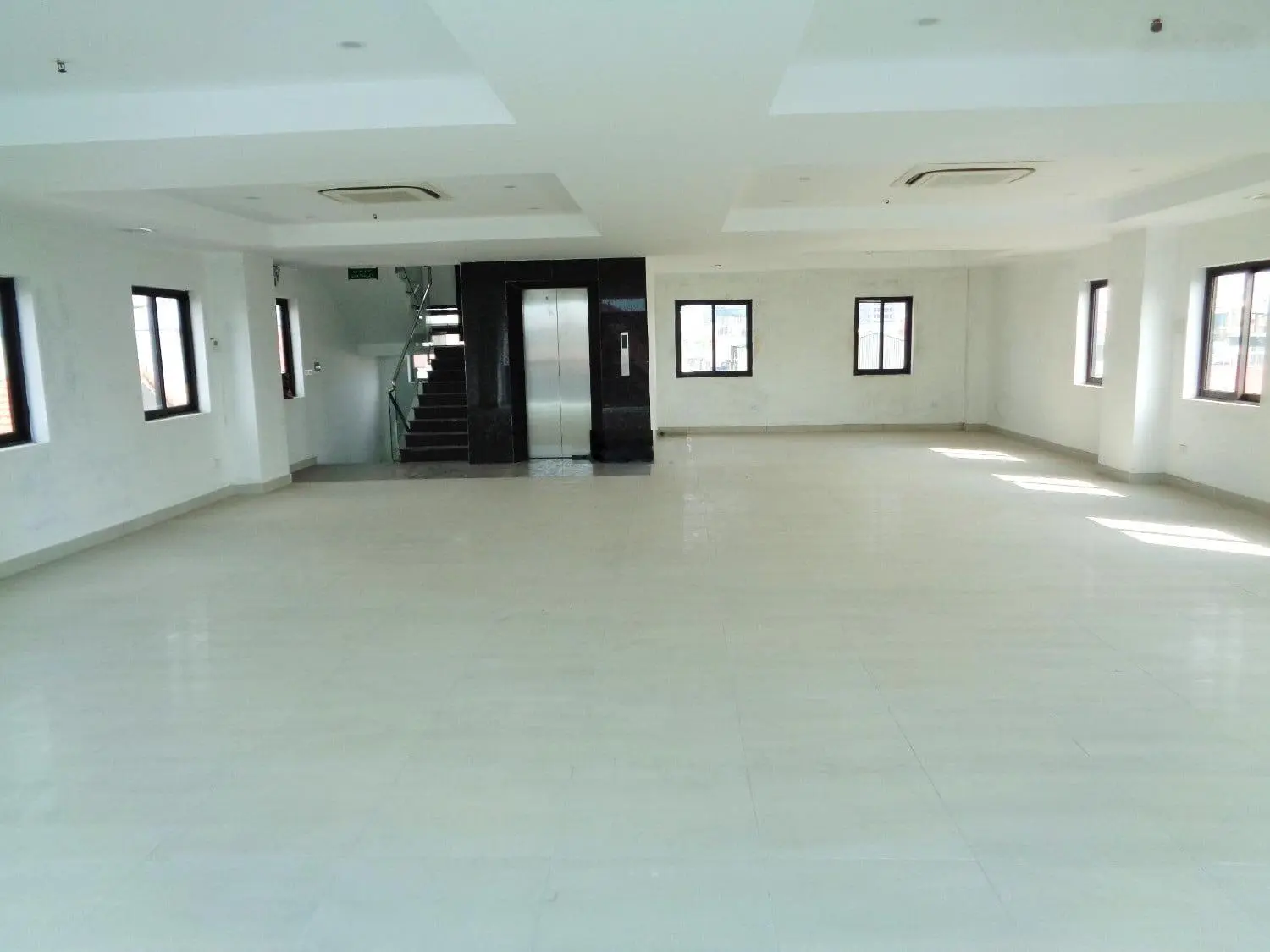 Bán nhà văn phòng Trần Quý Kiên Trần Đăng Ninh Cầu Giấy 45 chỗ 77m2, 23 tỷ, 7 tầng, siêu hiếm