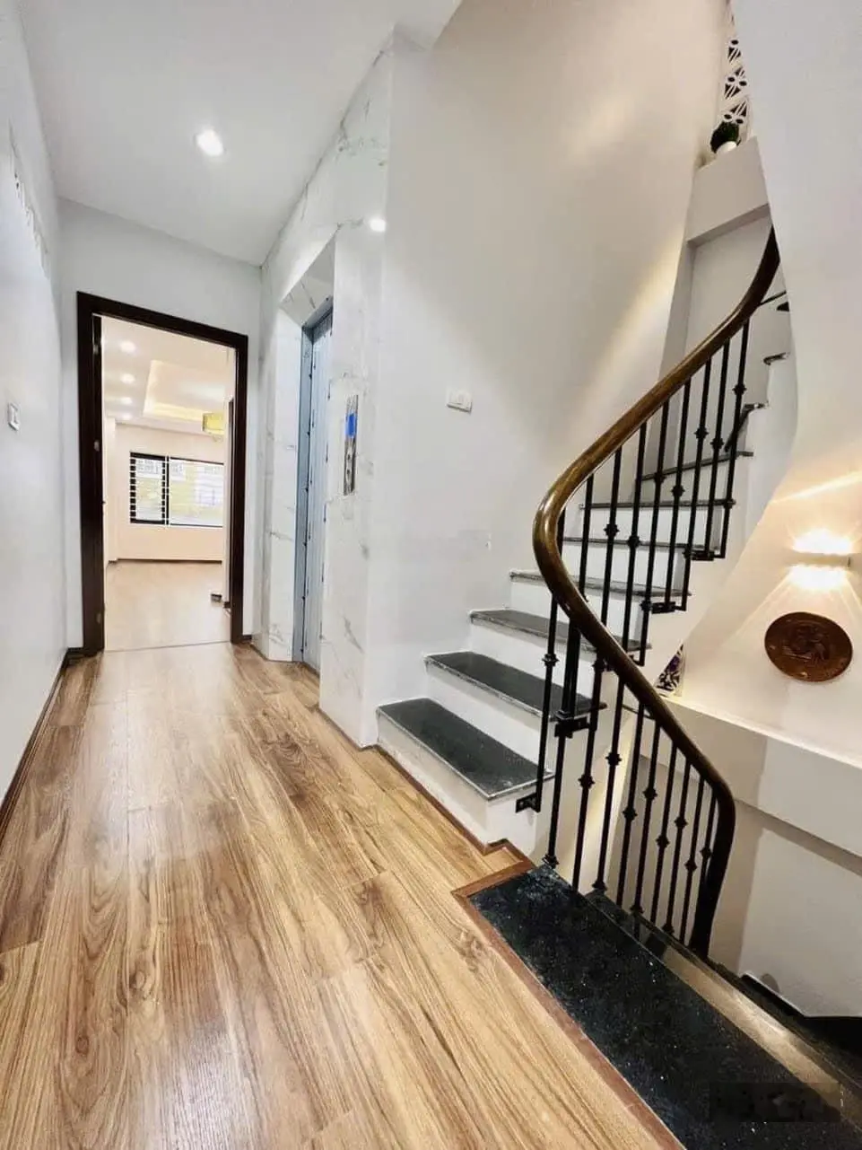 Bán nhà Thái Thịnh 2 60m2 Lô góc Thang máy Cách phố 30m Ngõ thông kinh doanh Ô tô đỗ cửa 15.8 tỷ