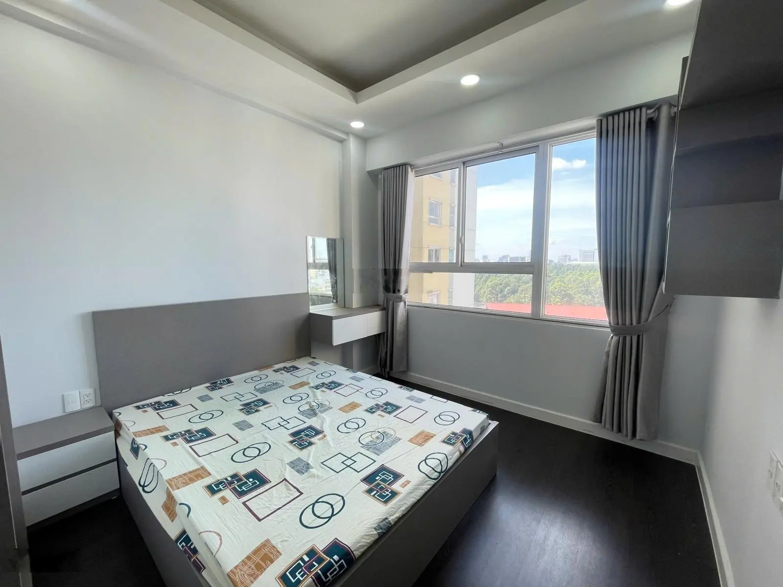 Bán căn hộ 2 phòng ngủ, 74m2, đầy đủ nội thất, Giá: 4.250 tỷ, tòa The Botanica, Novaland, Tân Bình