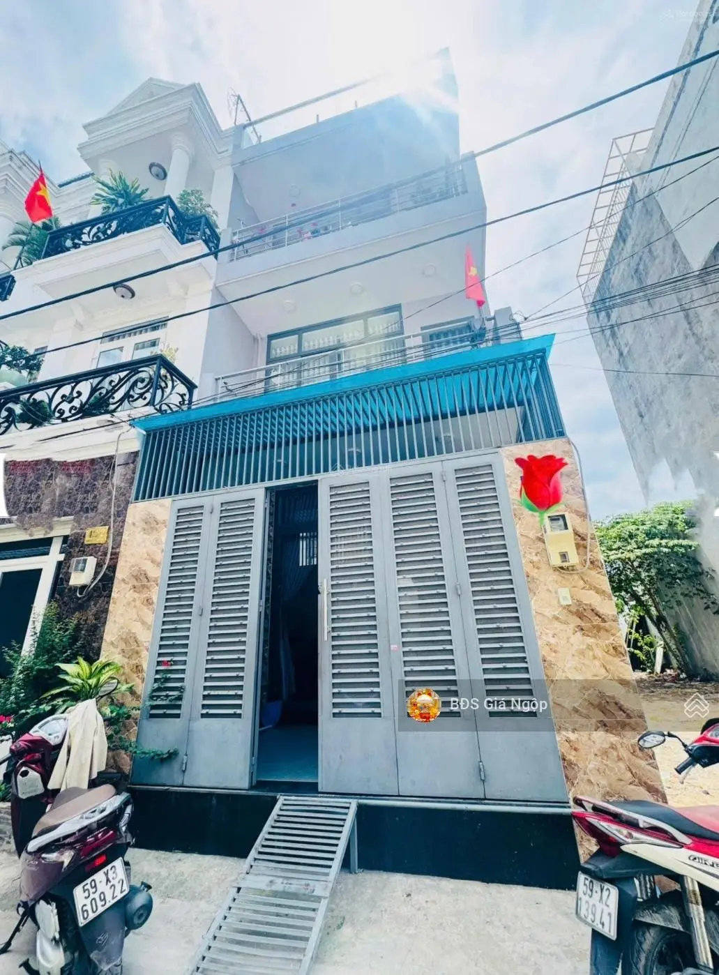 Nhà hiếm, 4 tầng, QL13 Cũ, gần Vạn Phúc city, đẹp lung linh, gần chợ, xe hơi tận cửa.Sổ đẹp