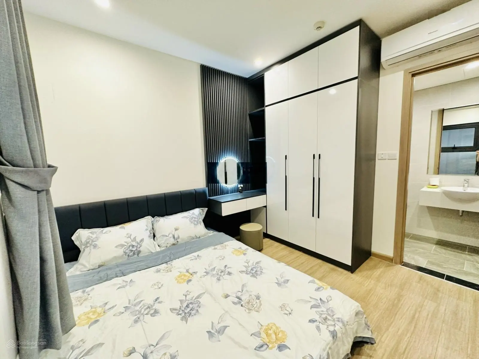 Chính chủ cần bán chung cư Sky Center, DT 72 m2, 2pn, 2wc, giá 4.2 tỷ. LH em 0931 177 *** Zalo /Ngọc