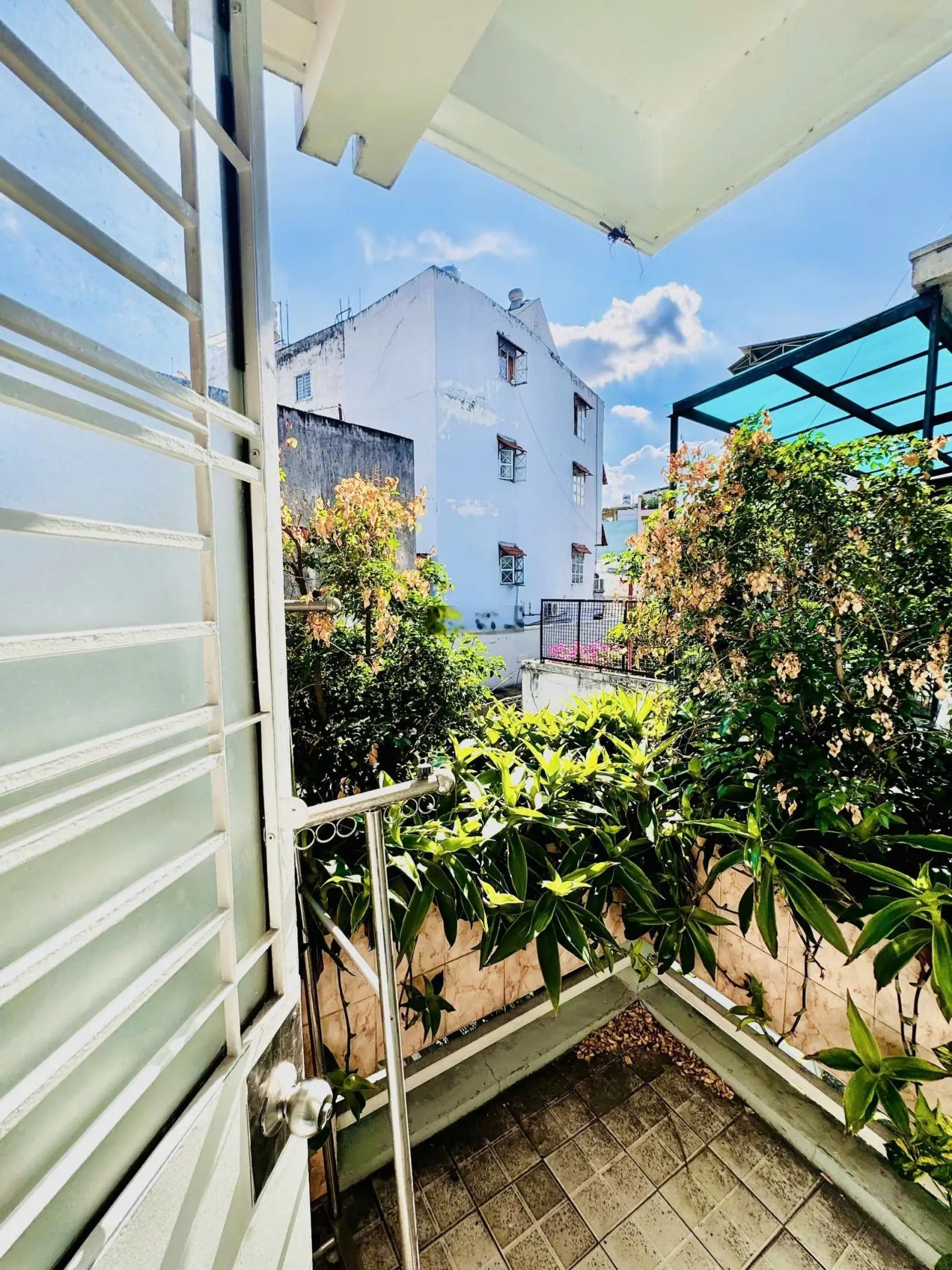 Lê quang định hẻm 1 sẹc dt 74m vuông 3 tầng lầu giá rẻ 3 phòng ngủ lớn LH 0906389979