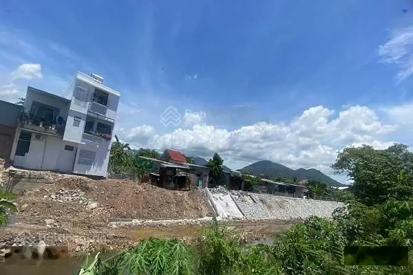 Giá 12,2 tr/ m2 có ngay nhà thị trấn Diên Khánh, sau nhà là bờ kè thông ra sông mát mẻ, 83m2 thổ cư