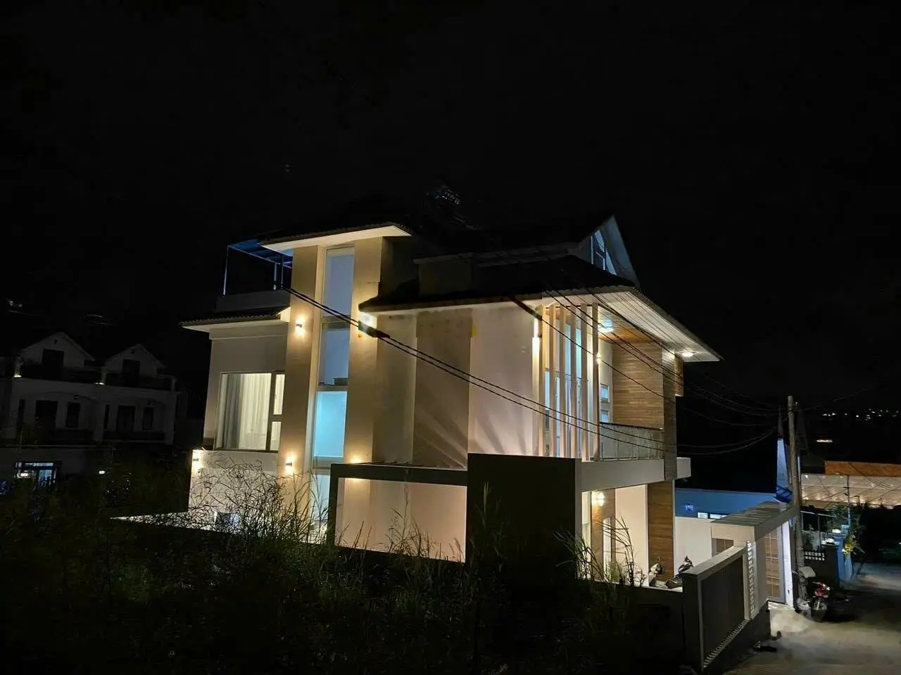 Bán Villa Nam Hồ thiết kế hiện đại 200m2, nội thất cao cấp giá 11 tỷ thương lượng