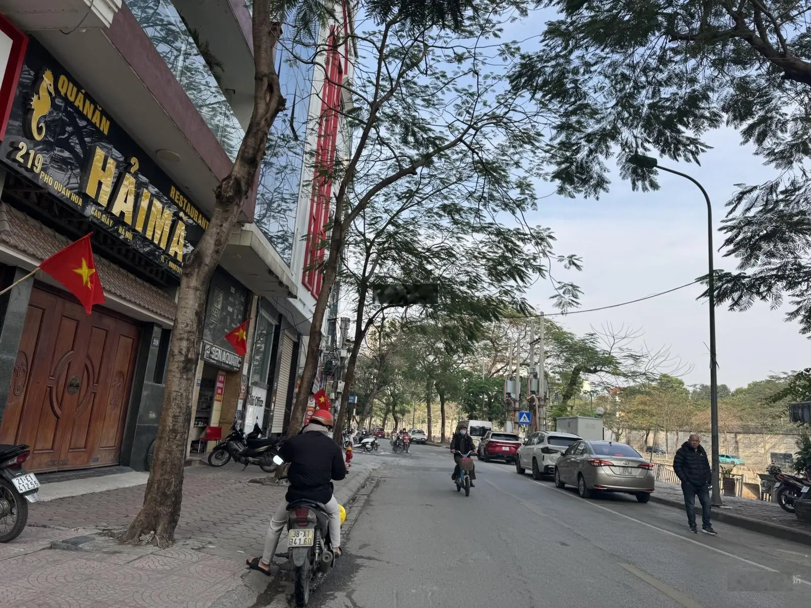 Sổ đỏ chính chủ bán tòa nhà mặt phố Quan Hoa, LH 0975862632