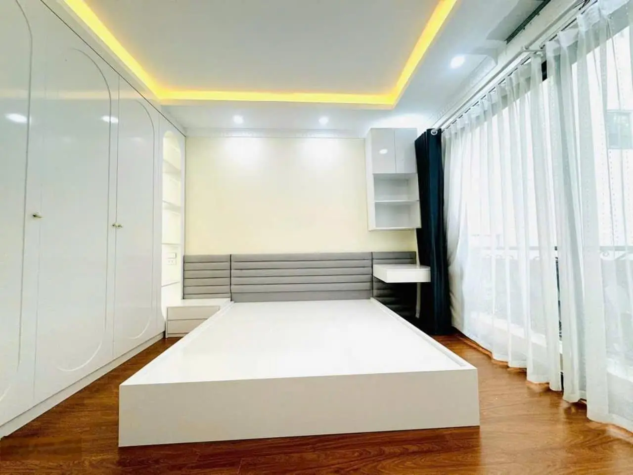 Giảm chào 300tr! Nhà phố Cầu Giấy, lô góc, ngõ thông, gần phố, gần ô tô 44m2*5T