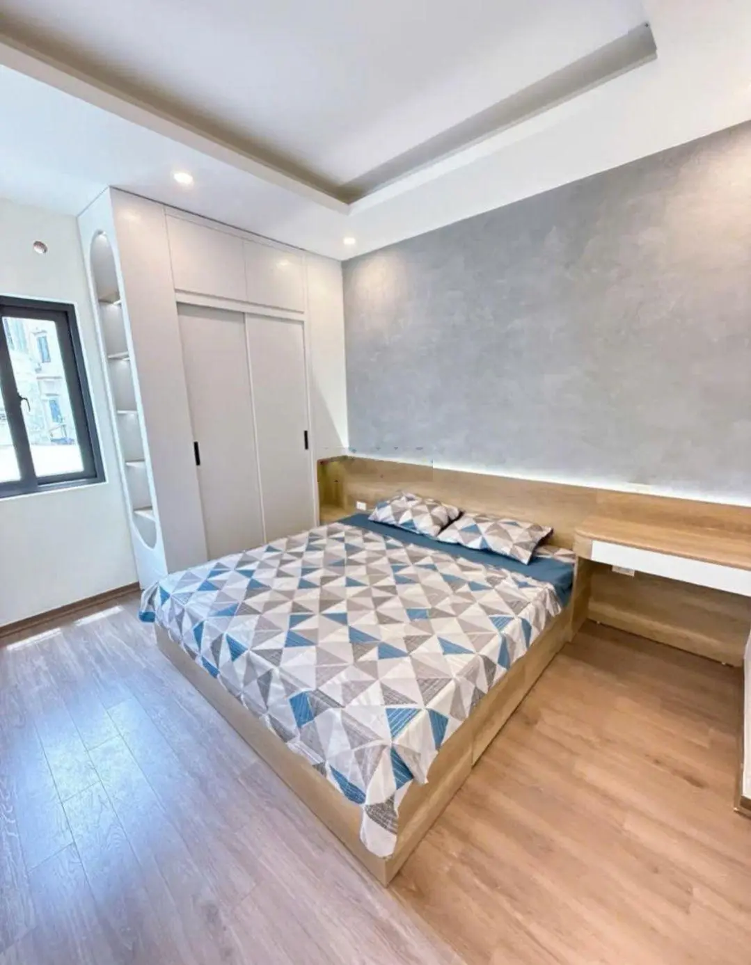 Nhà mới lung linh, phố trương định, 40m2 5 tầng, 6.1 tỷ, ngõ 3 gác, gần ô tô, thoáng sáng