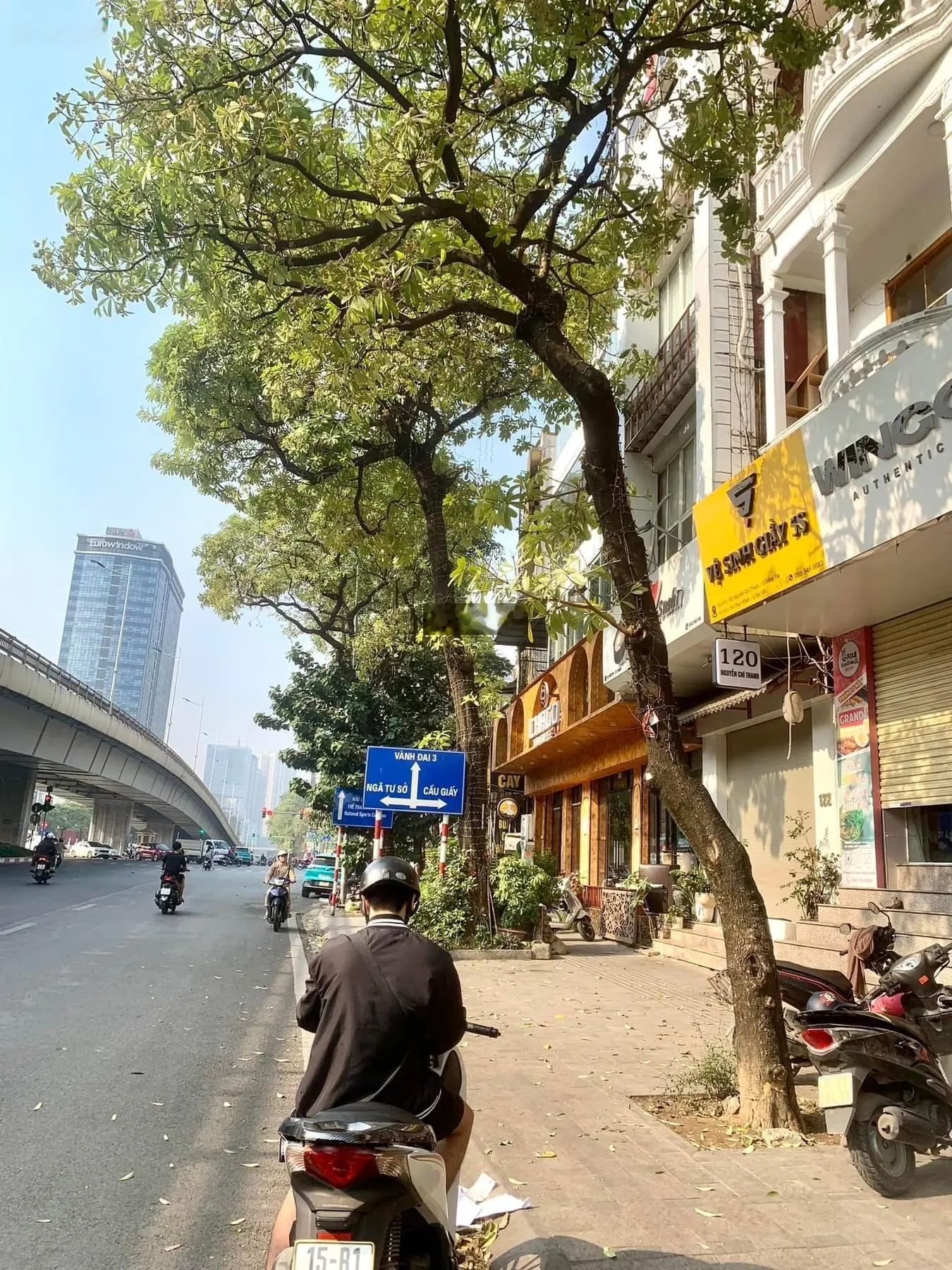 Bán nhà mặt phố Nguyễn Chí Thanh, Đống Đa: 40m2 mặt tiền 5m vỉa hè, kinh doanh sầm uất. 18 tỷ