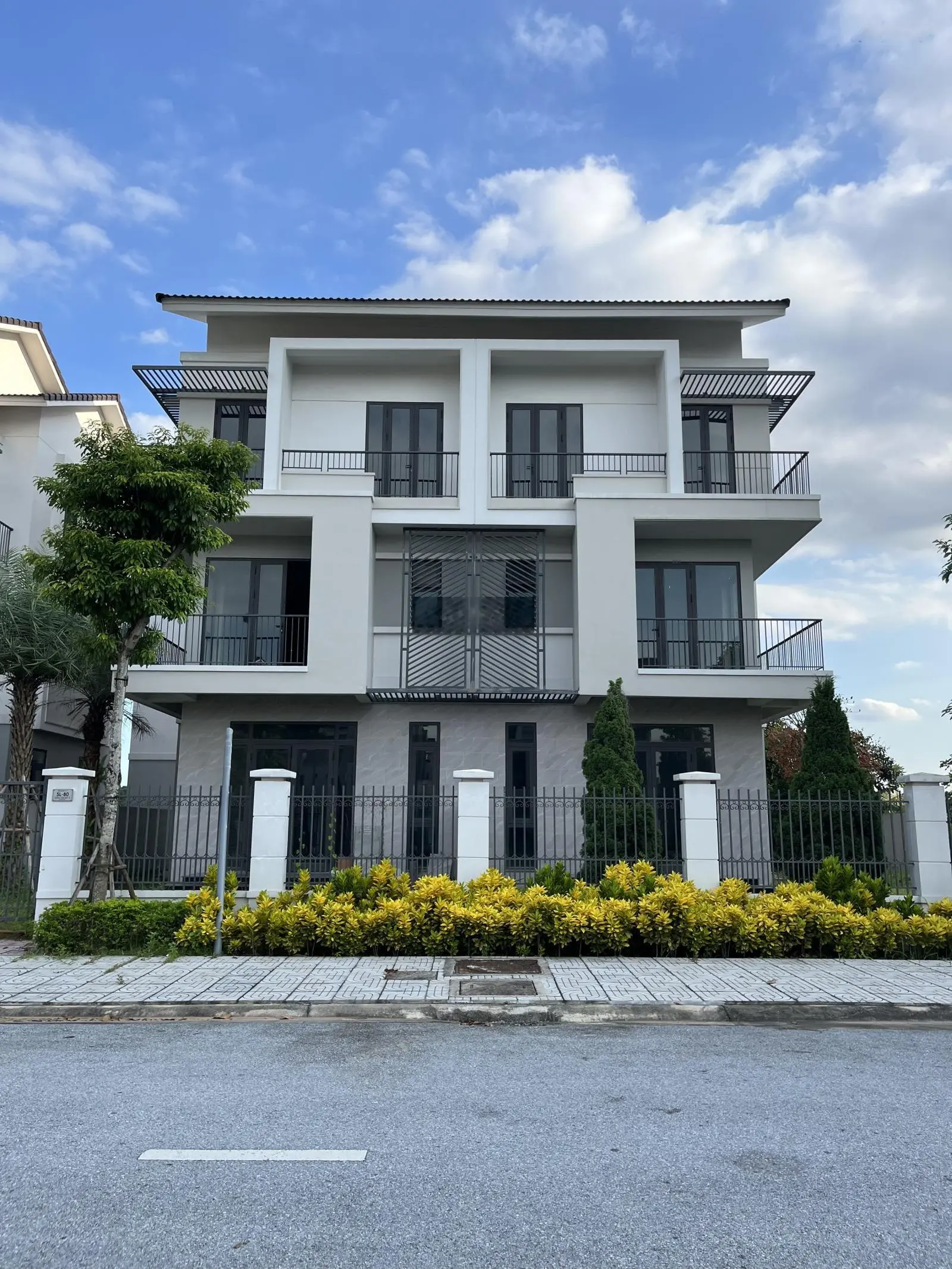 Cần thanh khoản nhanh biệt thự 180m2 giá chỉ nhỉnh 43tr/m2