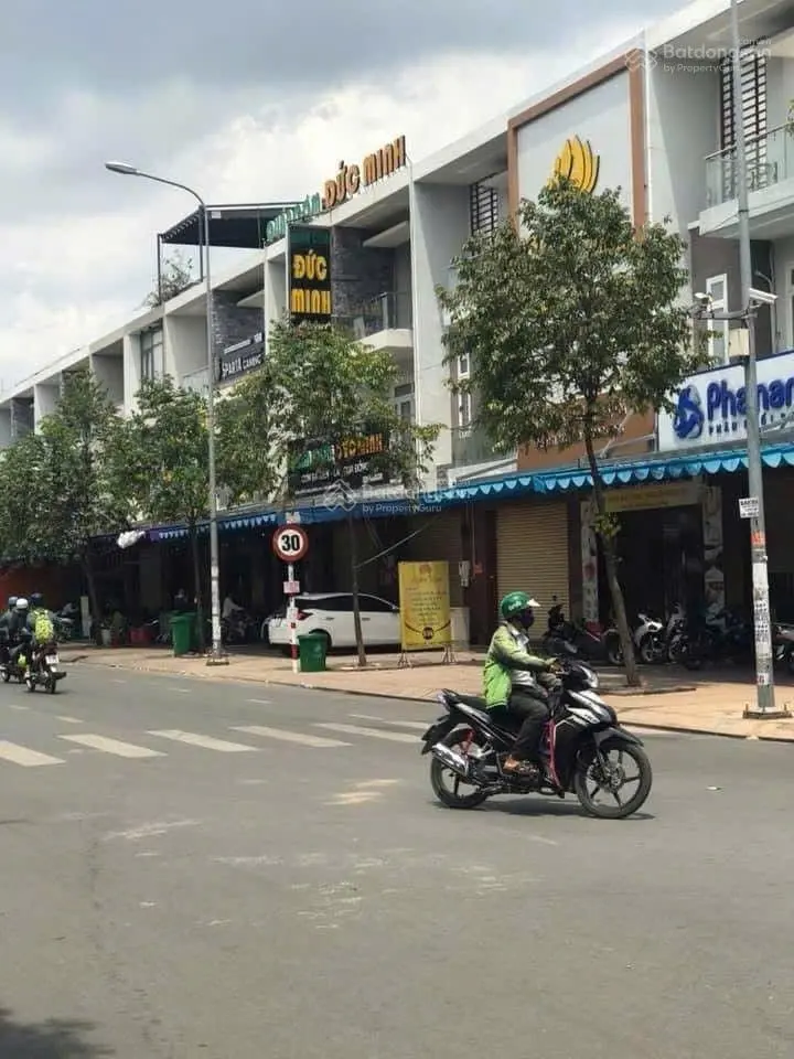 Bán nhà mặt tiền đường N1 D2D, nhà 1 trệt 2 lầu, giá 13.5 tỷ giả rẻ nhất hiện nay