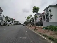 Bán BT khu C đường 13,5m - khu D sát hồ DT 400m2, mời LH Mr Trọng: 0939 958889