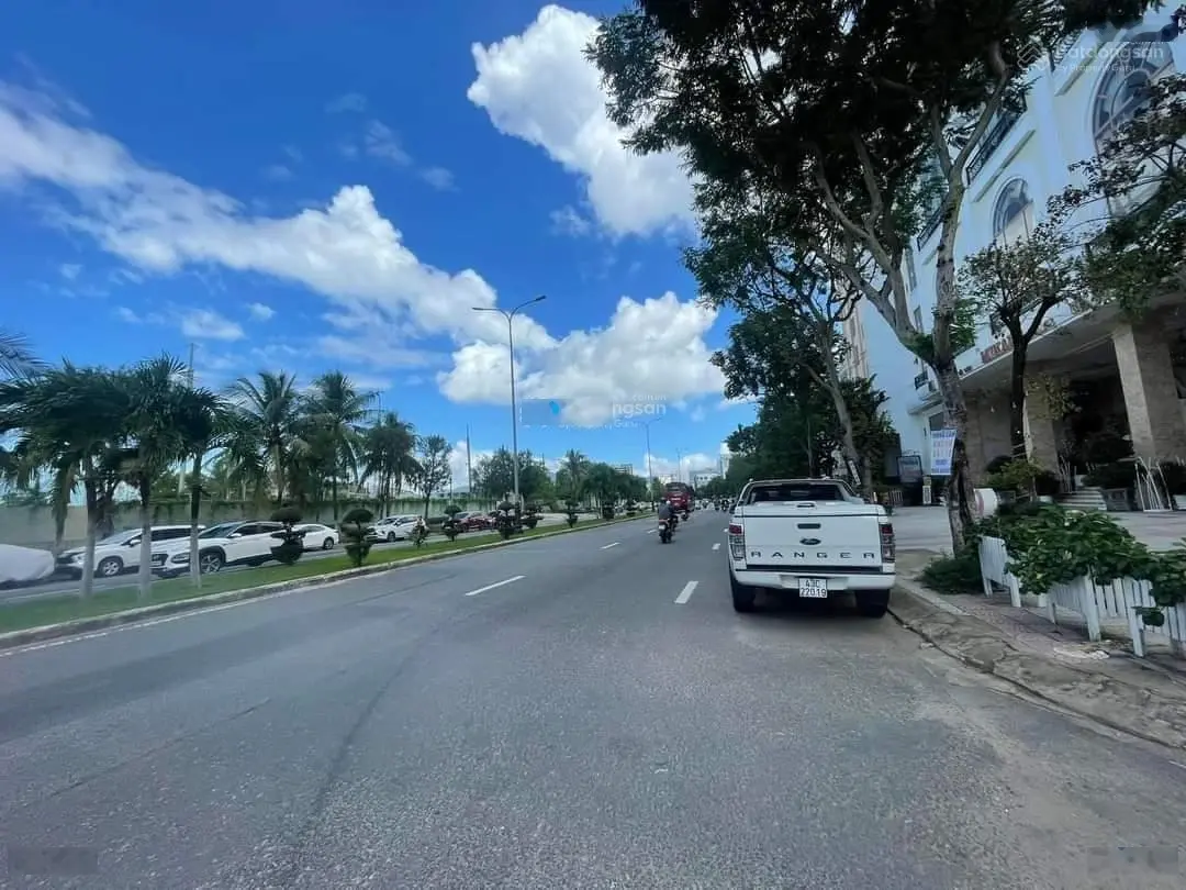 CC bán lô đất Nguyễn Văn Linh 580m2 rẻ nhất thị trường. Giá 300 tr/m2, gần cầu Rồng