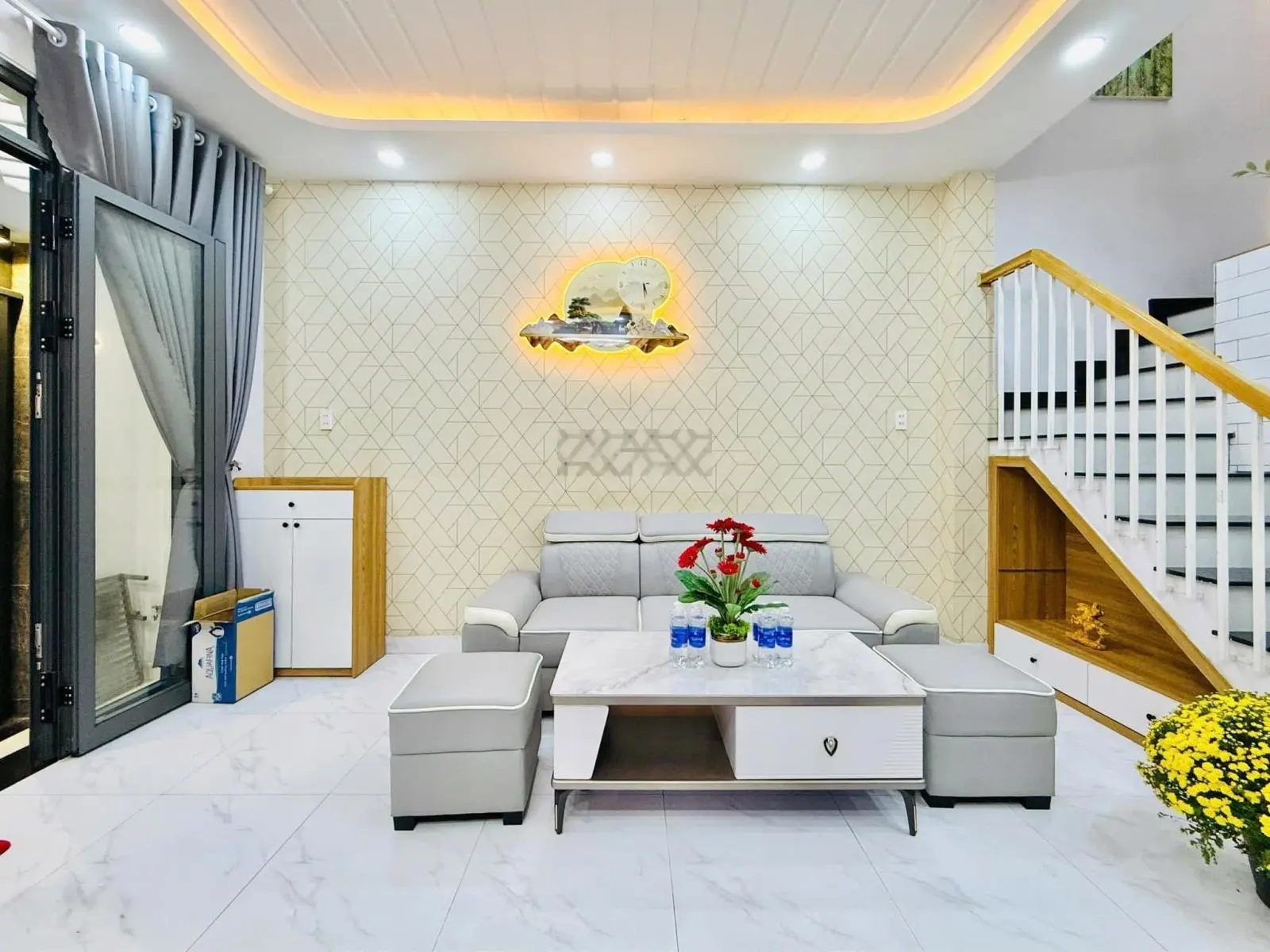 Nhà ngộp, giá mềm ngay Bến Vân Đồn, Quận 4 chỉ nhỉnh hơn 2 Tỷ. DT: 44m2. SHR, nhiều tiện ích