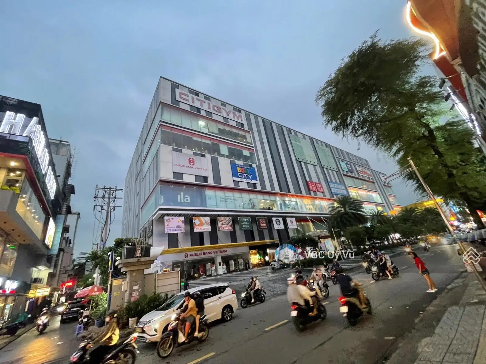 Sát bên Vạn Hạnh mall. Mt Sư Vạn Hạnh. Dt: 4,5x18m. 4 lầu thang máy. 37 tỷ