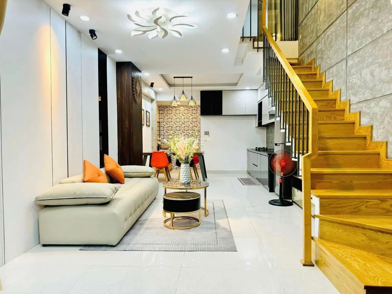 Bán nhà 3 tầng khu dân trí cao, đầy đủ công năng, nhà đẹp y hình, full nội thất, có bớt