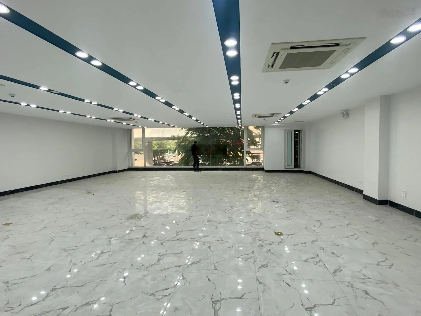 Hạ Sốc 8 Tỷ Bán Gấp Toà Văn Phòng Mặt Phố Phạm Văn Đồng Cầu Giấy, DT 167/200M 10T MT 10M Giá 120Tỷ.