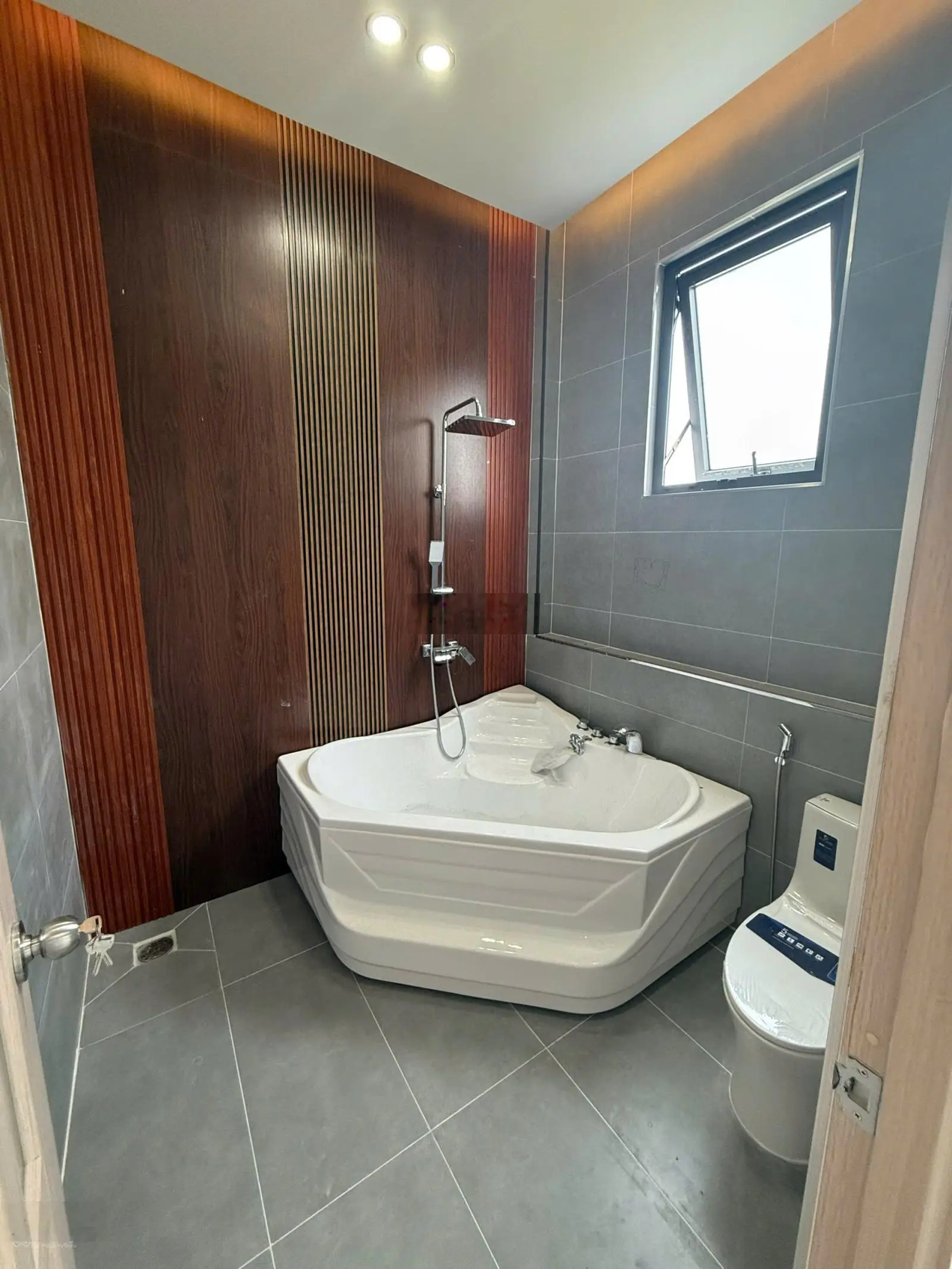 Bán căn nhà tuy ven thành phố nhưng ở khu dân cư đông đúc giá chỉ 2ty3
