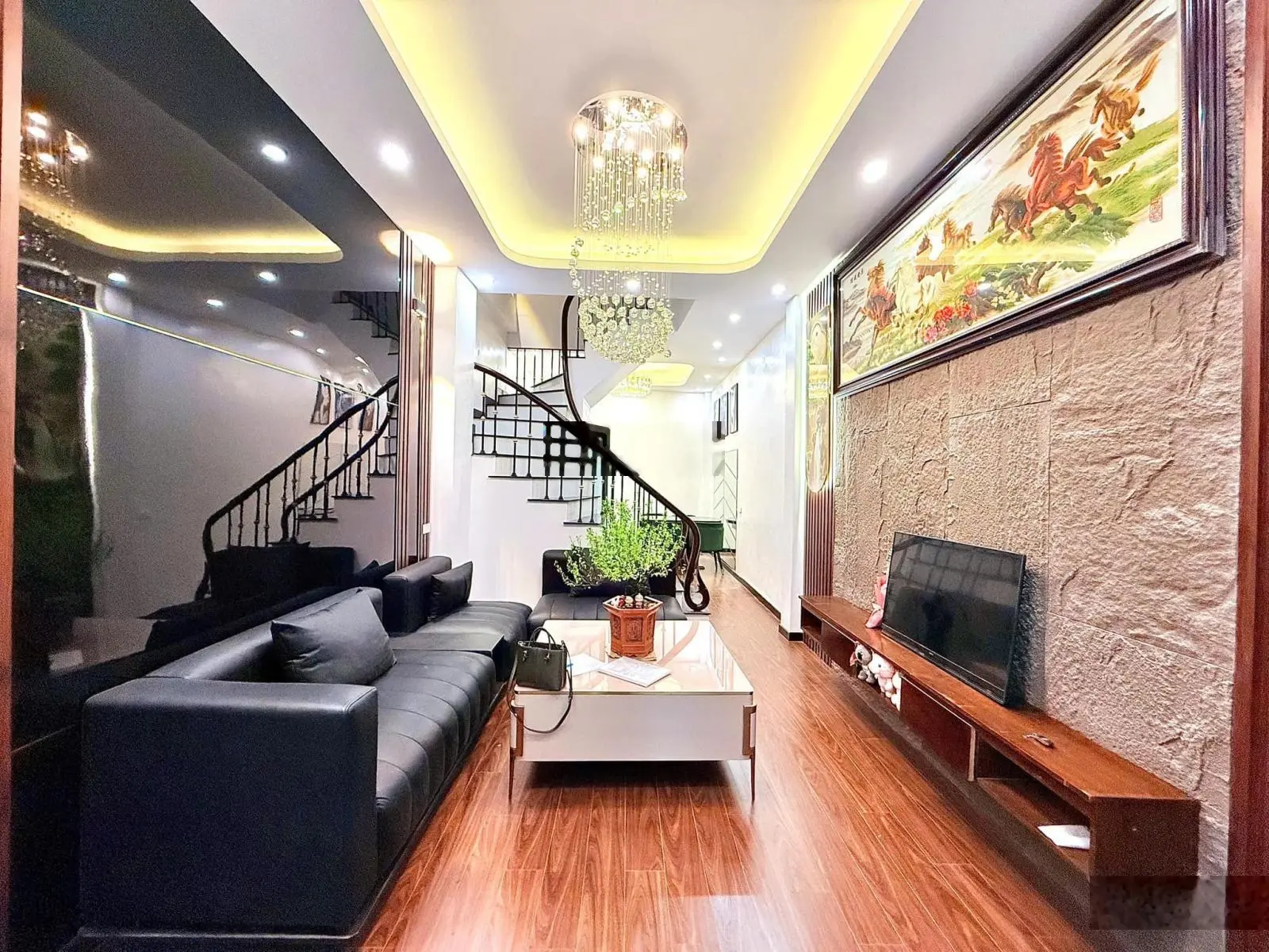 6. 95 tỷ-40m2-4 tầng-4 ngủ-mặt tiền 3.5m-full nội thất-20m ra phố