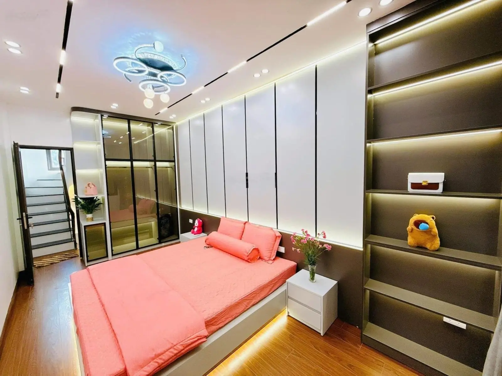 Nhà đẹp ở ngay, 4 tầng, 3 ngủ, giá 4.3 tỷ, ngay đường Chiến Thắng, Hà Đông