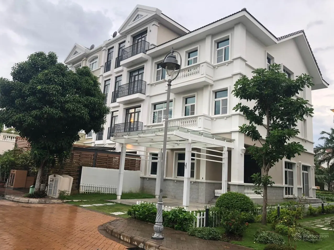 Biệt thự song lập khu compound Chateau căn góc 03 tầng. LH Em Lena 0932890098