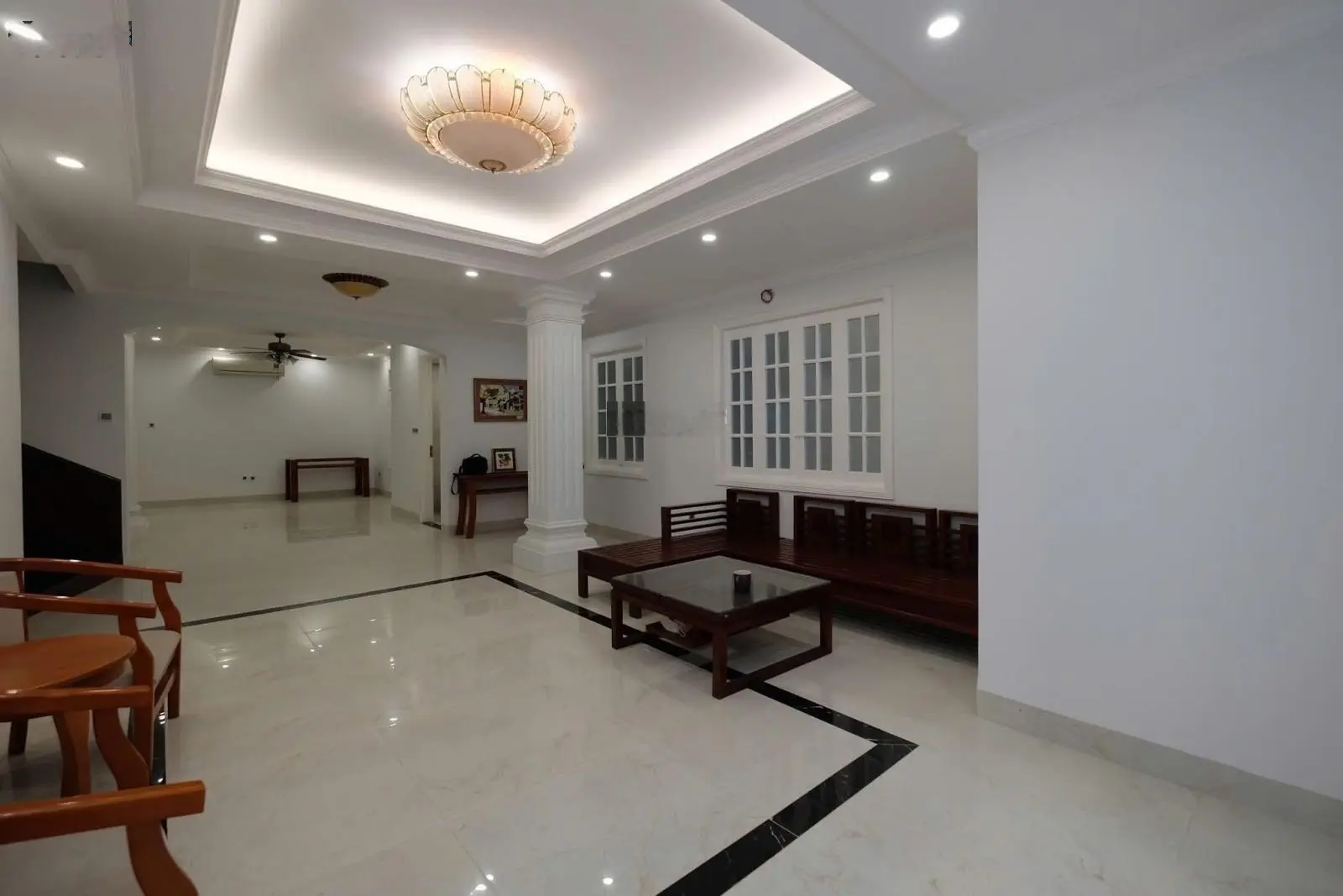 Bán nhà cực đẹp ngõ 275 Âu Cơ 160m2, 4 tầng, mặt tiền 8m. Sổ đẹp, giá rẻ. Tiện ở và đầu tư giữ tiền