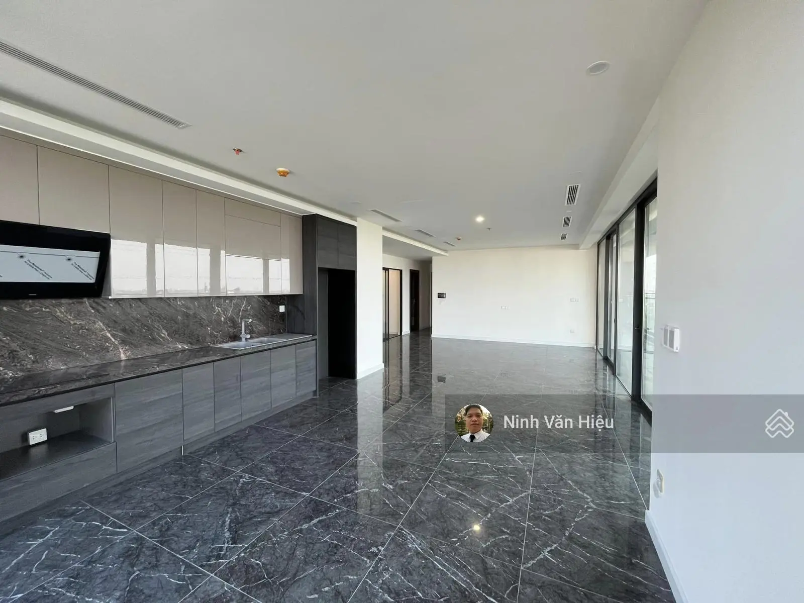 Em đang được gửi bán seri căn hộ chung cư 124m2/2PN tầng cao tại Sunshine Golden River Hà Nội.