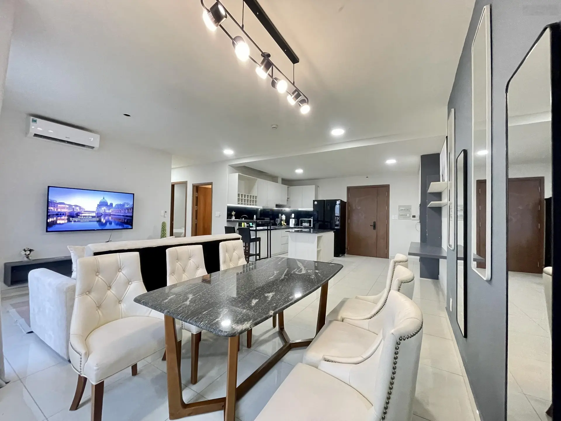 Cần bán căn hộ Grand Riverside 3PN giá 5.5 tỷ bao thuế DT: 104m2, đường Bến Vân Đồn, Q4 view Q1