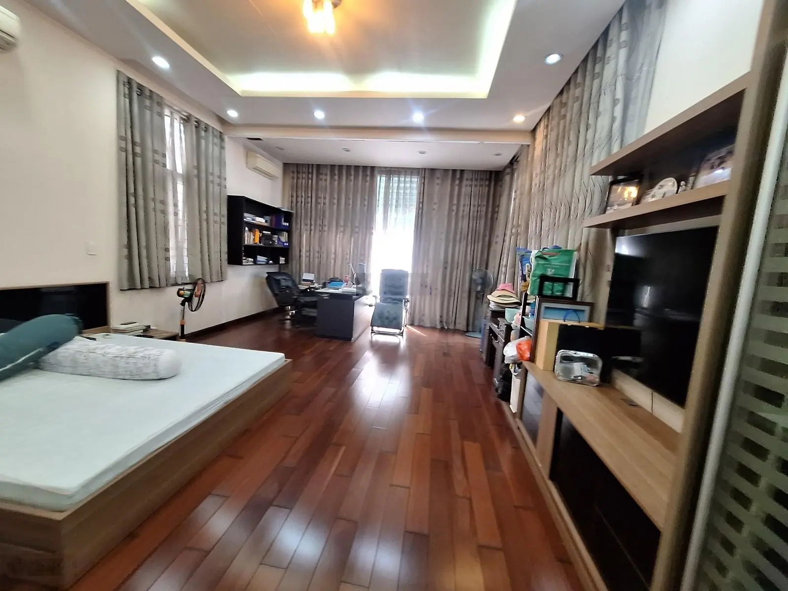 Bán biệt thự 2 mặt tiền đường, Khu Vip Bình Thọ, TP Thủ Đức. DT 1.200m2(30*40)- 3 tầng hoàn công