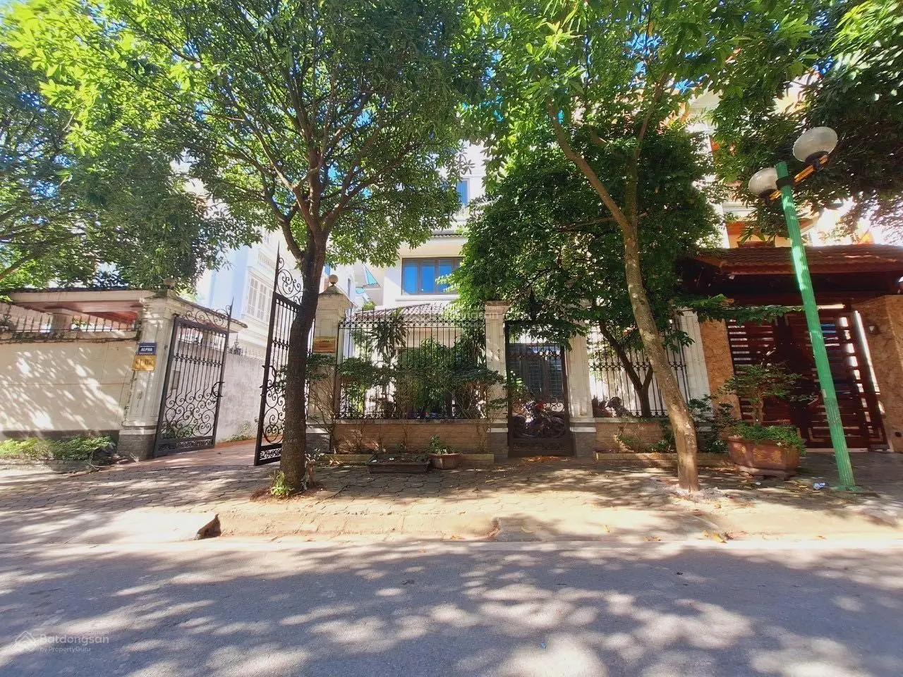 Cần bán biệt thự Linh Đàm diện tích 220m2 mặt tiền 12m
