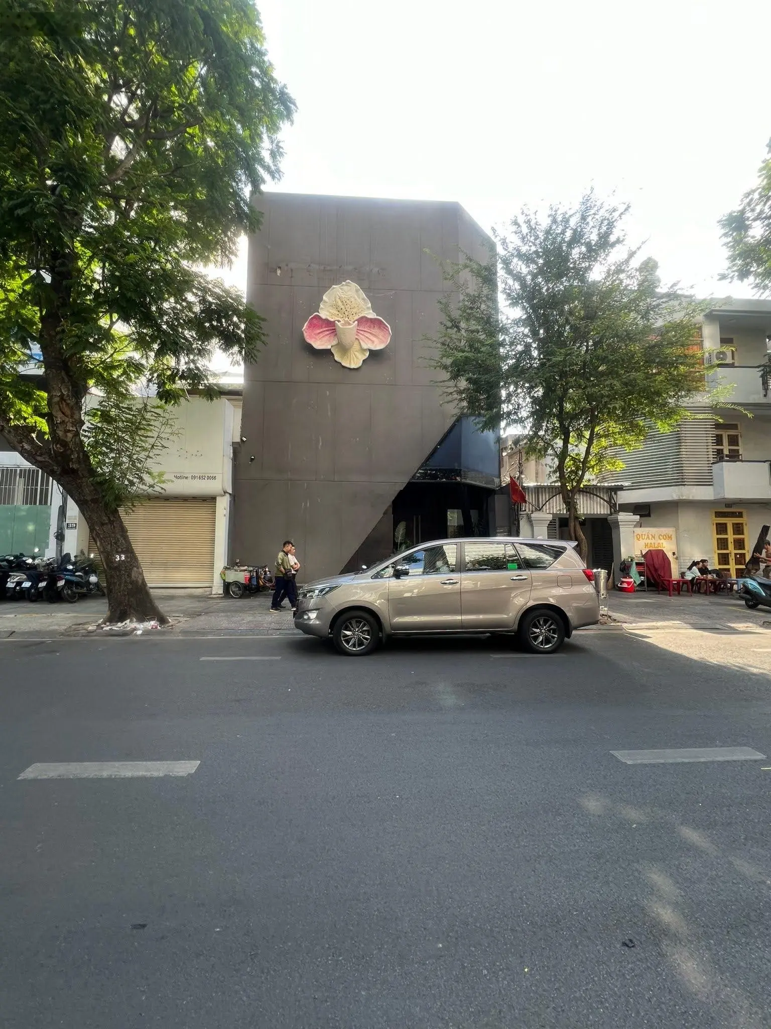 Cần bán nhà MT Ung Văn Khiêm, P. 25, Q. Bình Thạnh. DT: 10x40m. Giá bán 95 tỷ TL