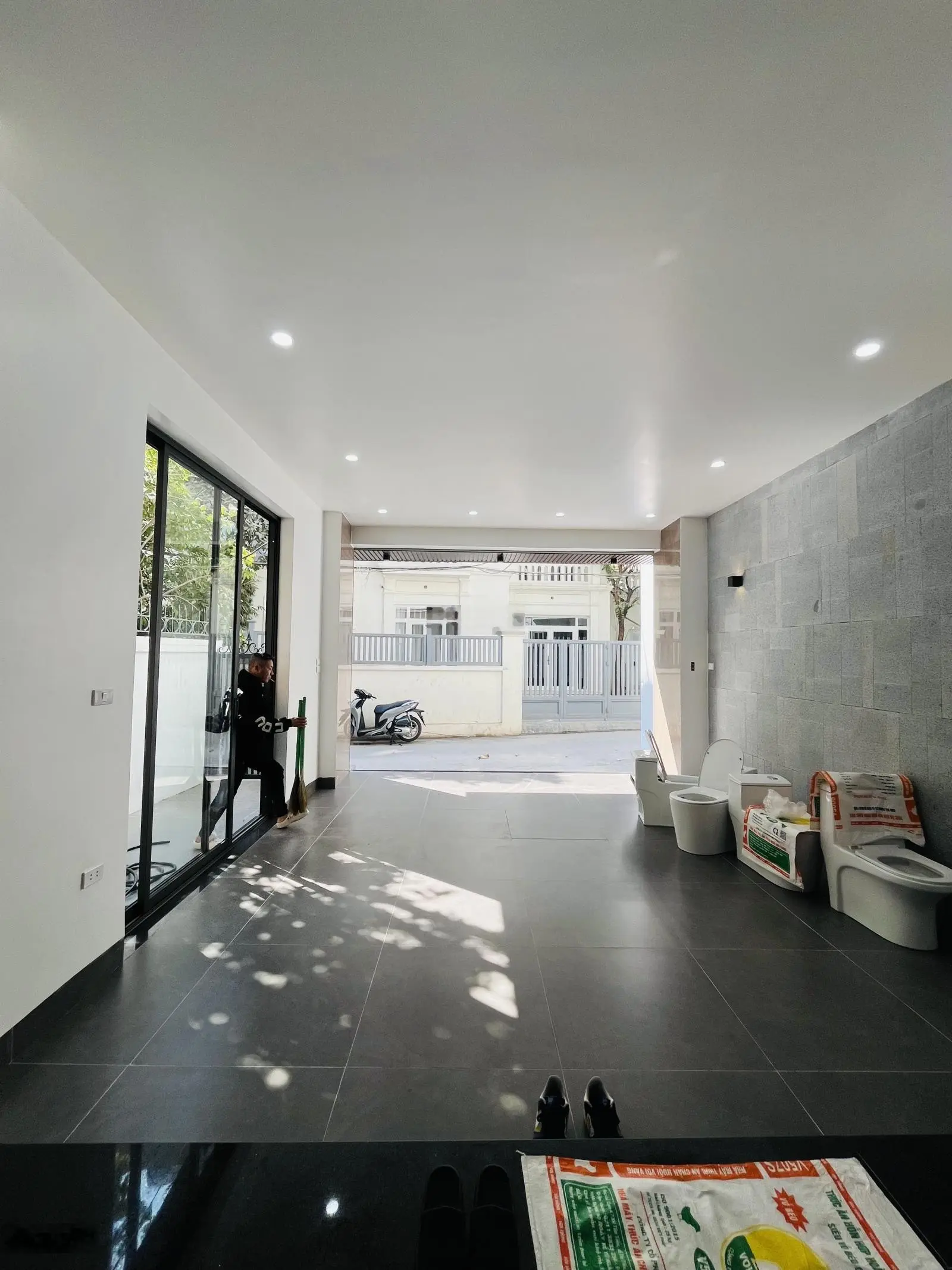 Lạc Long Quân toà nhà 7 tầng thang máy lô góc view thoáng 51m2 mặt tiền 5.7m