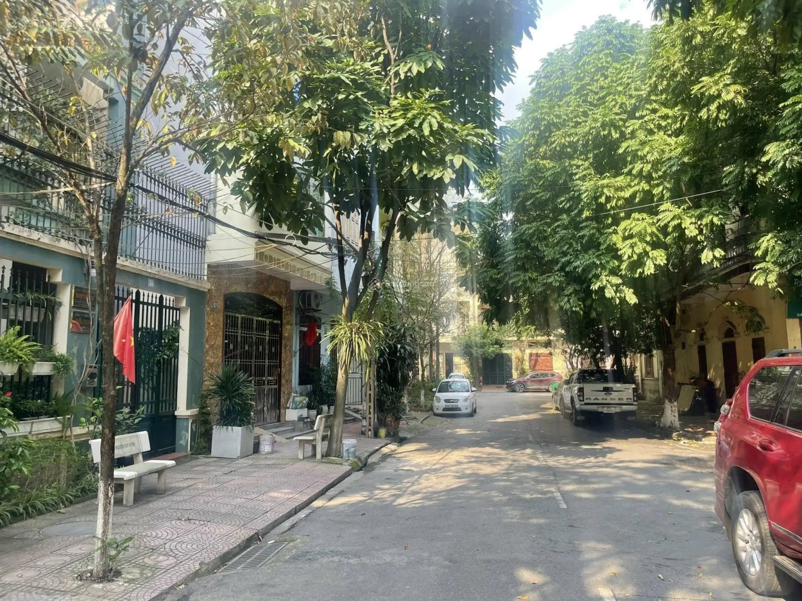 Bán nhà 3 tầng đường vũ giới , thông ra phố nguyễn huy tưởng , và nguyễn gia thiều .