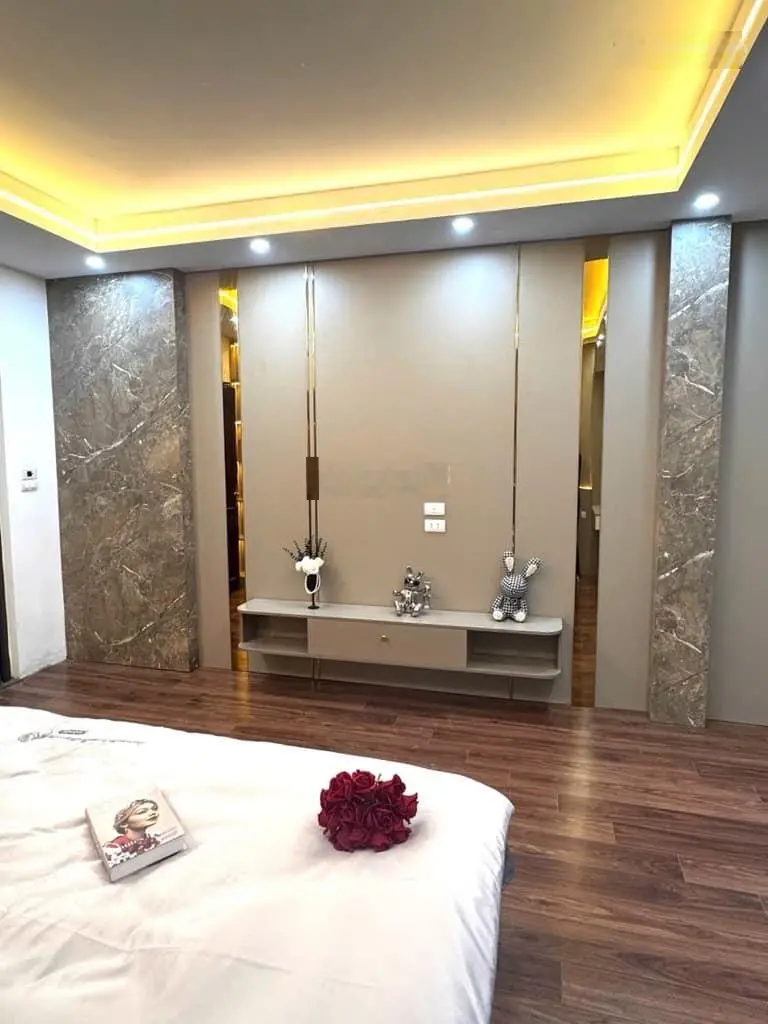 Bán nhà riêng tại Lạc Long Quân, 9 tỷ, 7 Tầng Thang Máy , 5PN, oto Ngay Nhà , hàng hiếm tại Tây Hồ