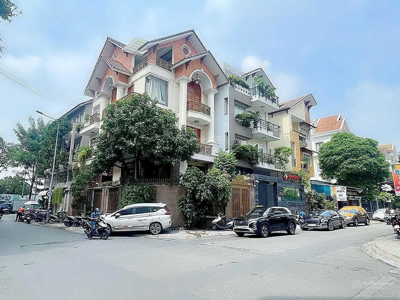 Cần tiền bán gấp căn góc 2 MT Hoa Phượng, Phú Nhuận - DT 8x18m CN: 140m2, 4tầng, HDT 120tr giá 45tỷ