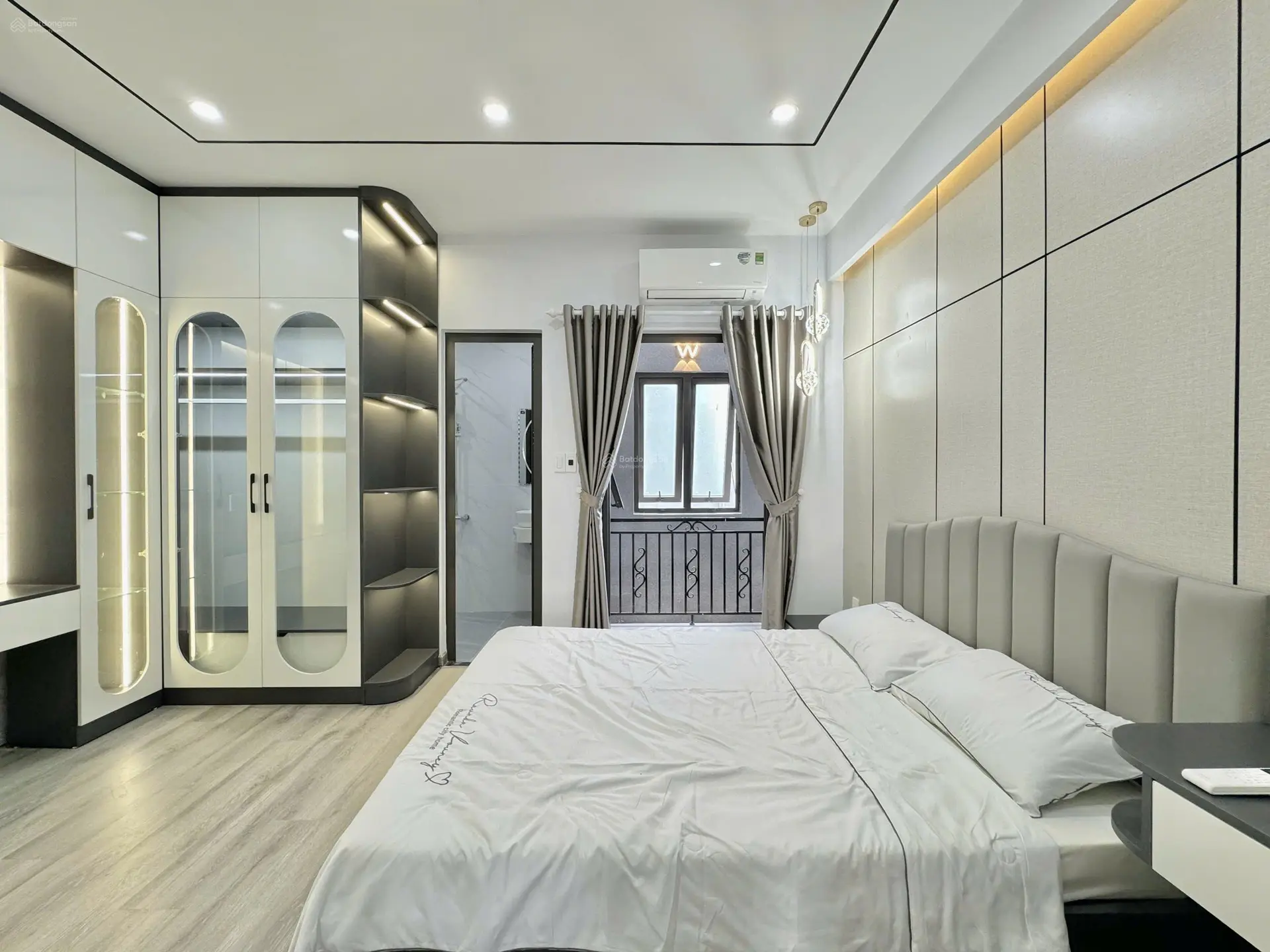 Nhà đẹp Đà Nẵng - Bán nhà 3 tầng Tân Cổ Điển, 3PN, tặng full nội thất, sân oto