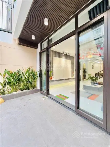 Nhà gần sát bv ung bướu cơ sở 2, dt 72m2 có 2 lầu 1 sân thượng chủ đang cần tiền bán liền sổ sẵn