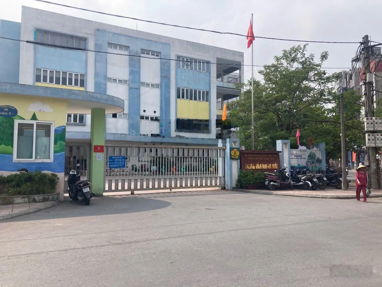 Bán nhà cấp 4 đường ô tô tránh nhau tại Ngay Chợ Gia Quất Thượng Thanh, gần vườn Hoa Ngọc Lâm.