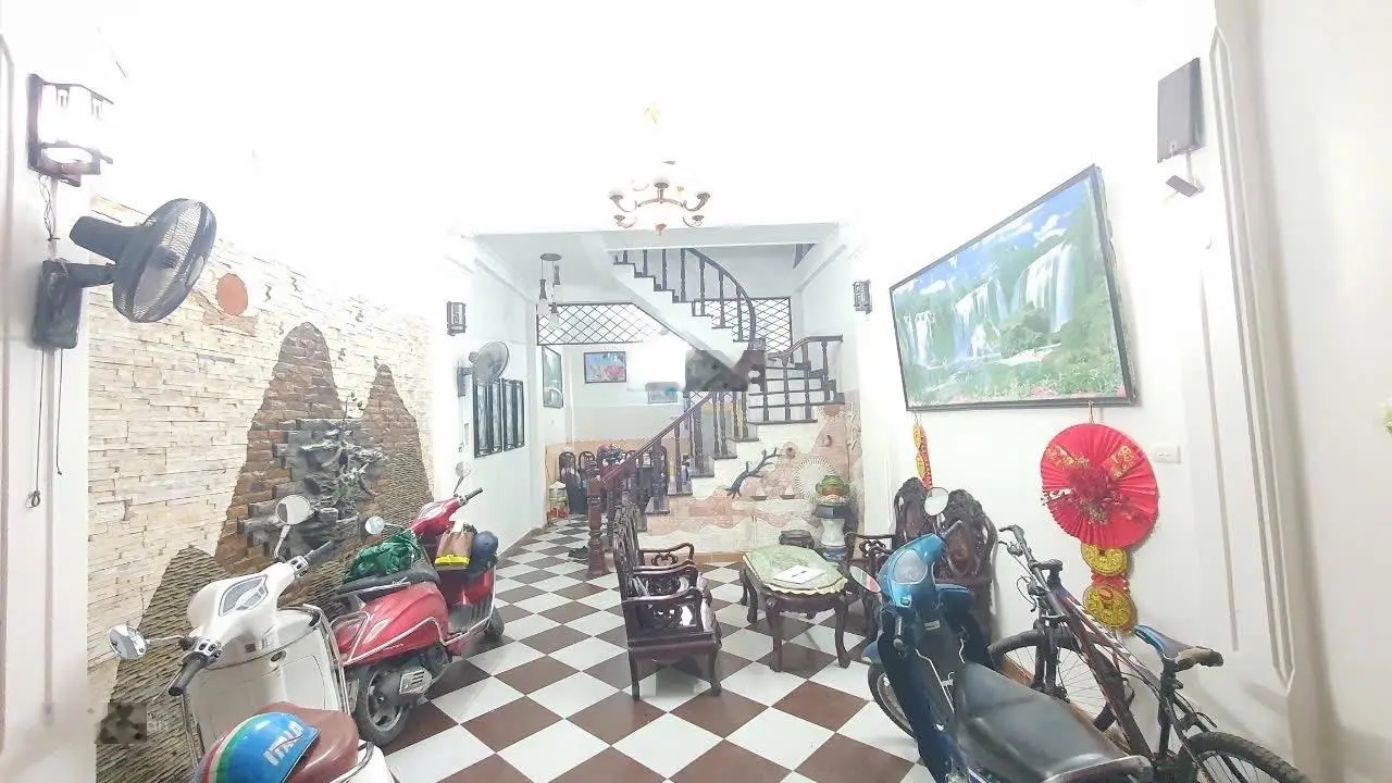 Ô tô chạy vòng quanh ôtô vào nhà đỗ cửa, sổ vuông, phân lô Kim Ngưu, 55m2 + 5tầng MT 4,7m*13,5tỷ TL