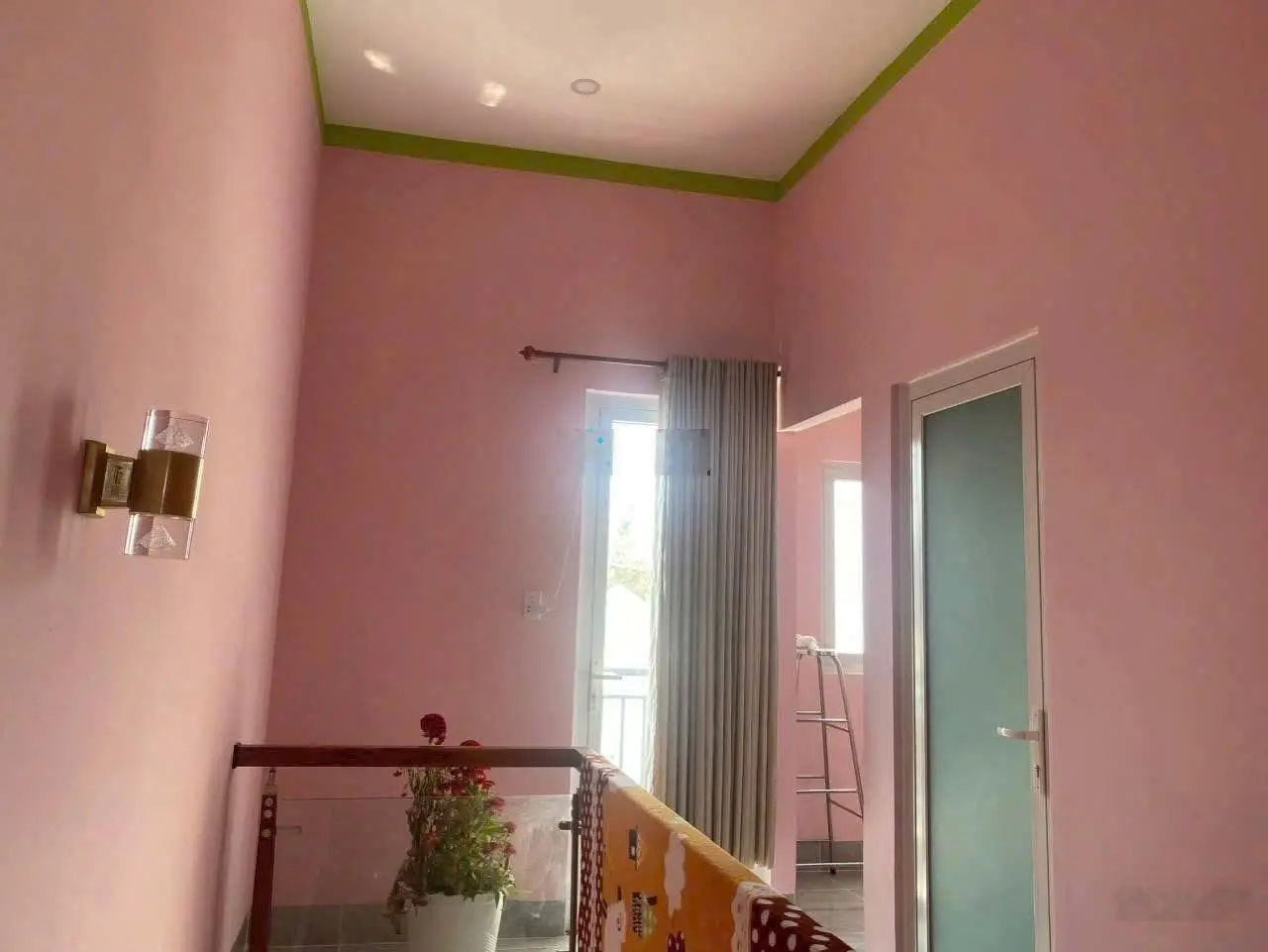 Bán nhà 1 trệt 1 lầu (DT: 65m2) sổ riêng thổ cư 100% đường oto. Ngay UBND Tân Vạn. Giá chỉ 2,550 tỷ