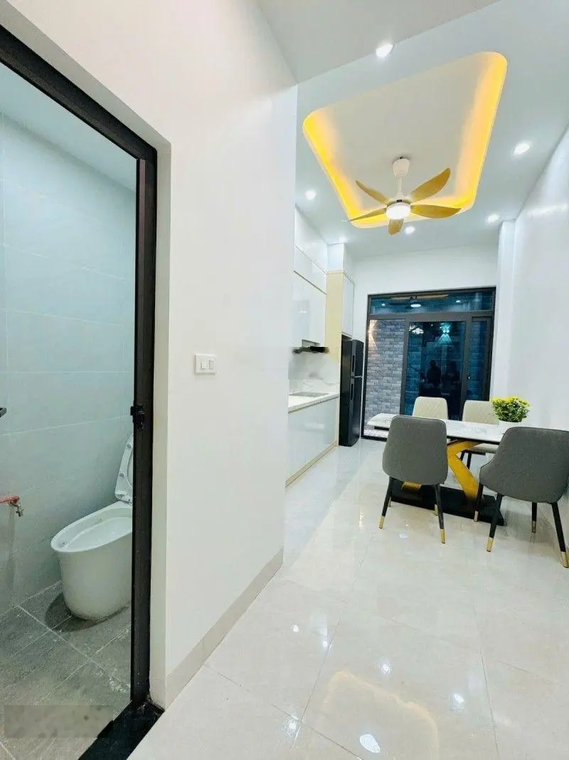 Chính chủ tôi kẹt tiền cần bán gấp njaf nguyên hồng đống đa dt 43m 4 tầng 4 ngủ đủ công năng $ 9 tỷ